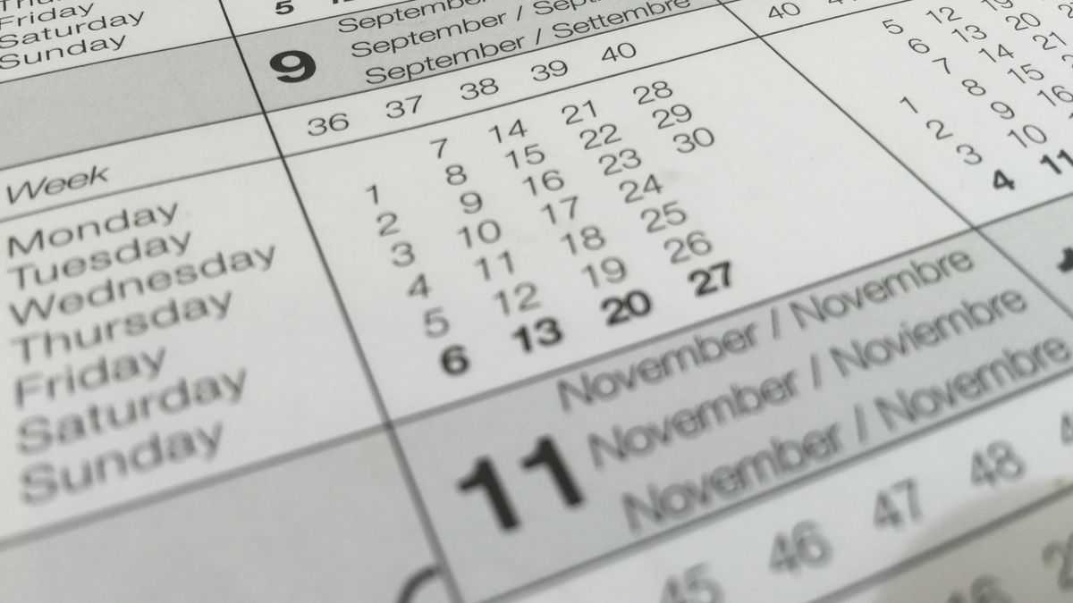 Calendario de pared con fechas señaladas, símbolo de términos procesales. ¿Por qué se me vence un término procesal sin darme cuenta? — Compuasociados.