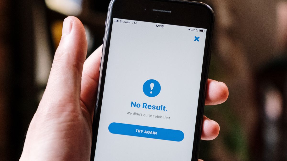 Persona sosteniendo un teléfono con una notificación en pantalla. ¿Qué es una actuación procesal y por qué no te puedes perder ninguna? — Compuasociados.