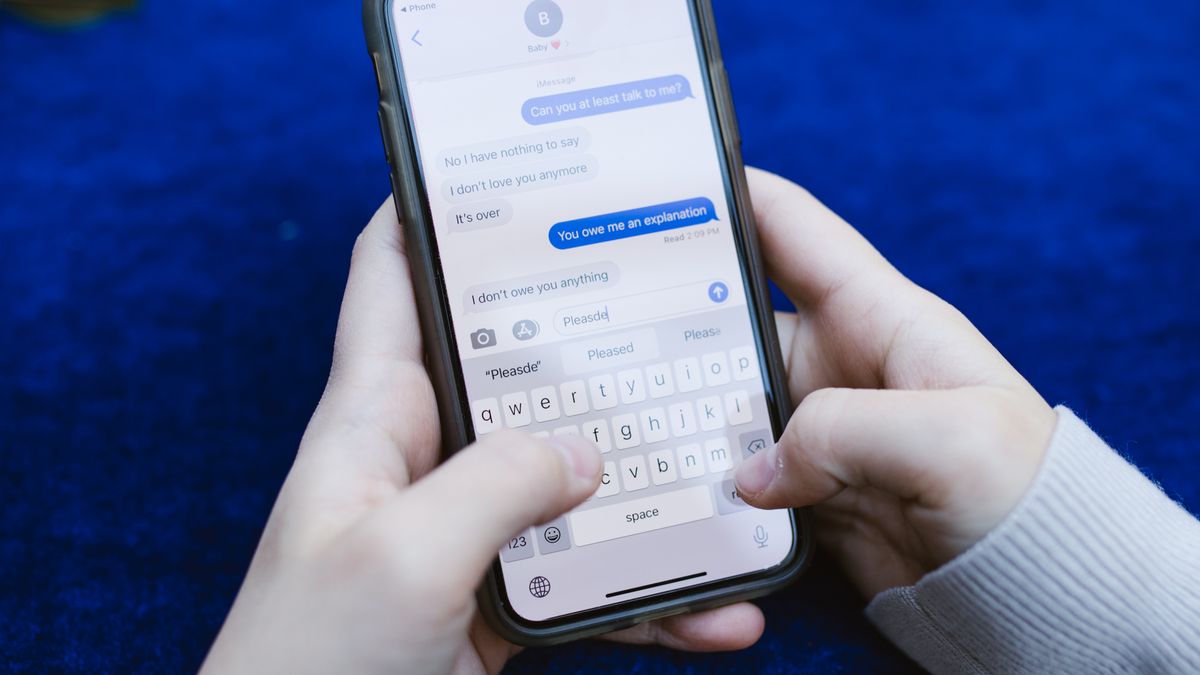 Manos de un abogado escribiendo en un smartphone que recibe una notificación. ¿Cómo saber en qué va mi proceso sin llamar al juzgado ni entrar cada día al portal? — Compuasociados.