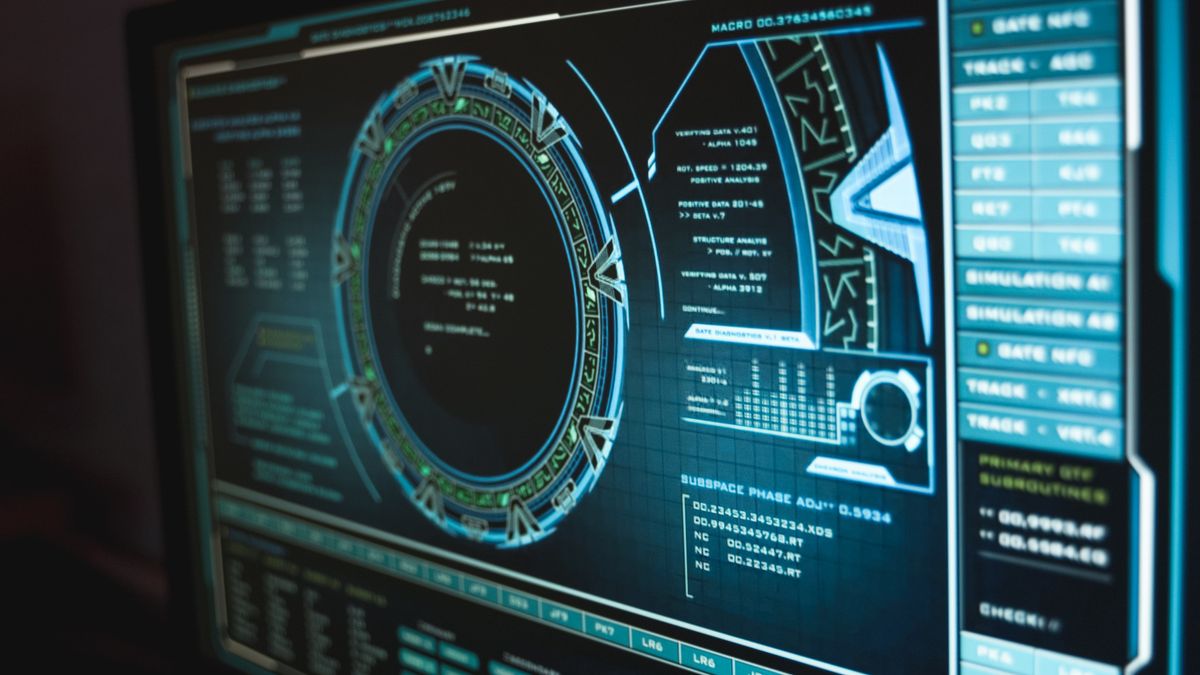 Pantalla con datos cifrados que representa integridad y trazabilidad digital. Cómo montar un sistema de vigilancia judicial para tu despacho, paso a paso — Compuasociados.